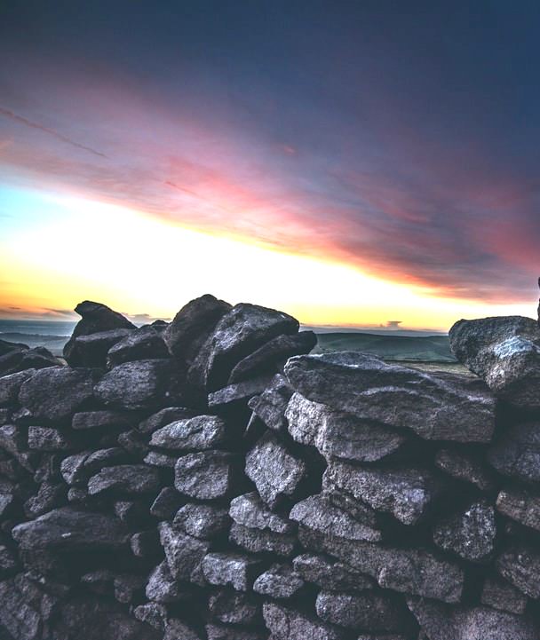 Natursteinsmur mot solnedgang