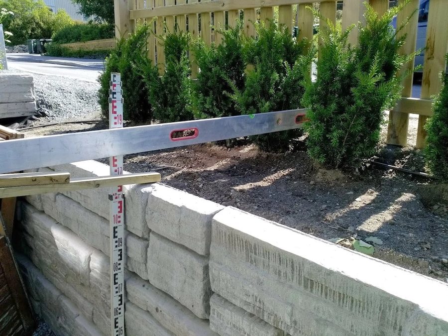 Støttemur i betongblokk langs hage